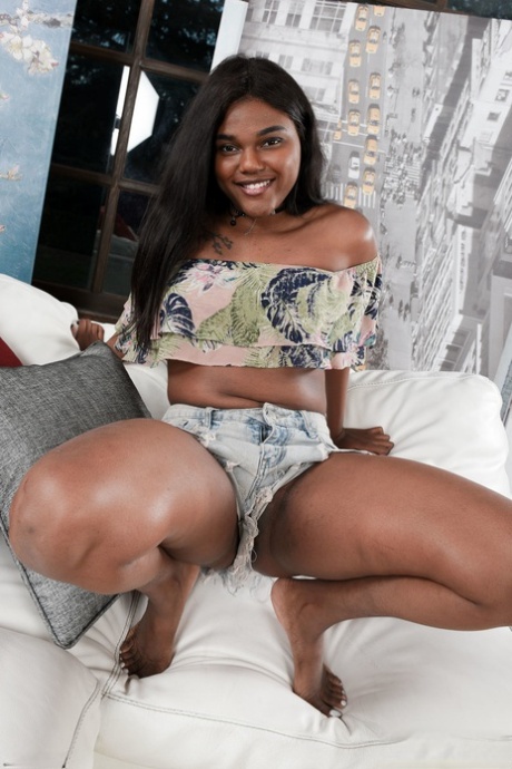 Yara Skye modèle adulte photos